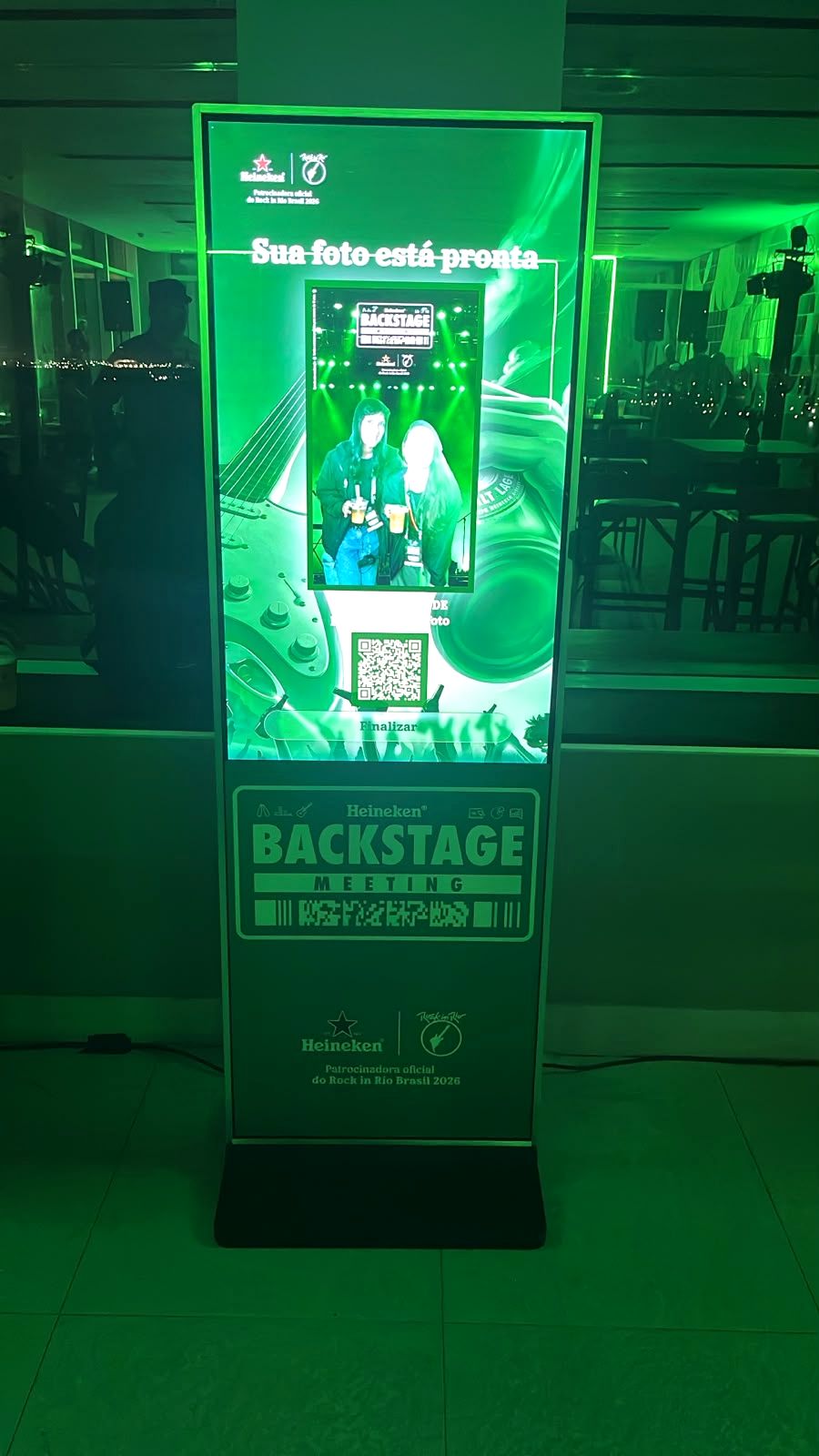 Totem touch screen funcionando como cabine de fotos, com QR code na tela